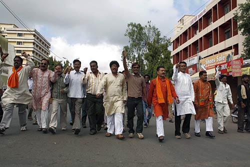 भारत बंद से जनता परेशान, हुआ अरबों का नुकसान