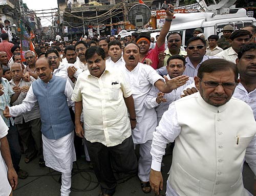 भारत बंद से जनता परेशान, हुआ अरबों का नुकसान