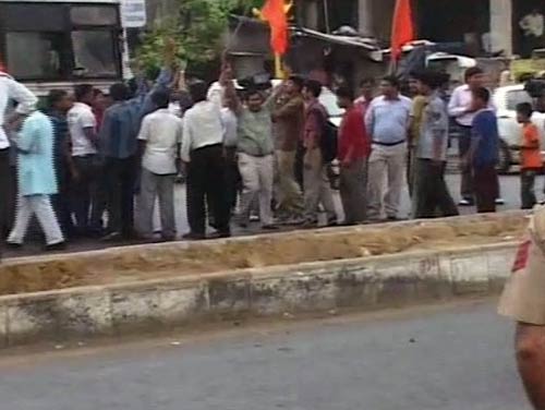 भारत बंद से जनता परेशान, हुआ अरबों का नुकसान