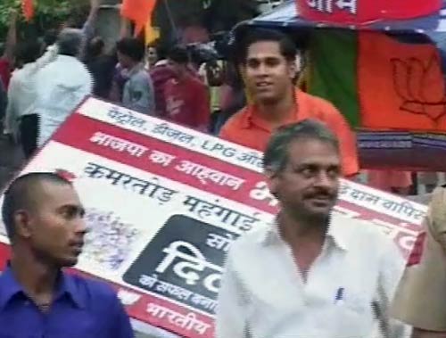 भारत बंद से जनता परेशान, हुआ अरबों का नुकसान