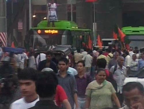 भारत बंद से जनता परेशान, हुआ अरबों का नुकसान