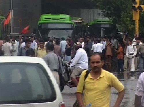 भारत बंद से जनता परेशान, हुआ अरबों का नुकसान