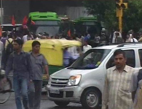 भारत बंद से जनता परेशान, हुआ अरबों का नुकसान