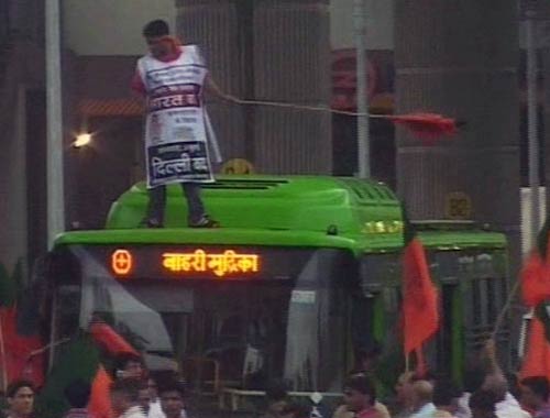 भारत बंद से जनता परेशान, हुआ अरबों का नुकसान