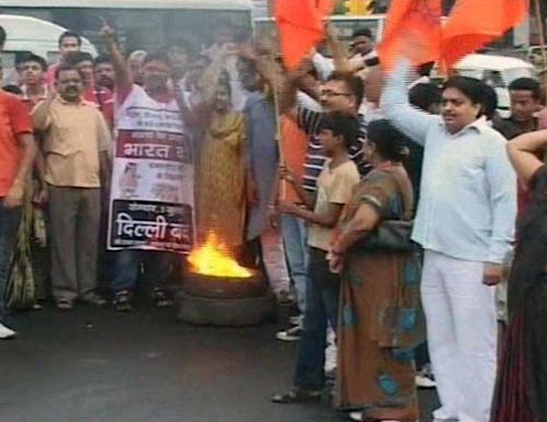 भारत बंद से जनता परेशान, हुआ अरबों का नुकसान