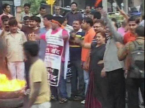 भारत बंद से जनता परेशान, हुआ अरबों का नुकसान