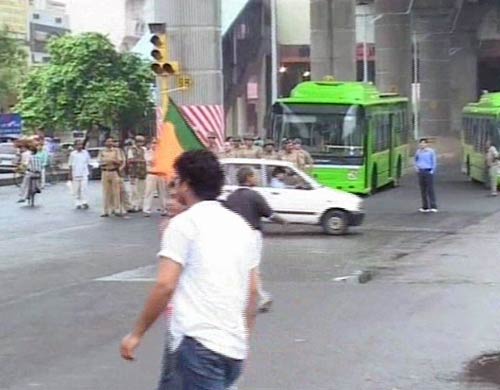 भारत बंद से जनता परेशान, हुआ अरबों का नुकसान