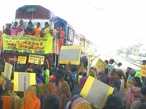 भारत बंद से जनता परेशान, हुआ अरबों का नुकसान