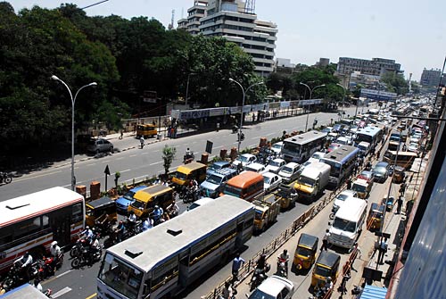 भारत बंद से जनता परेशान, हुआ अरबों का नुकसान