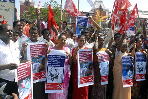 भारत बंद से जनता परेशान, हुआ अरबों का नुकसान