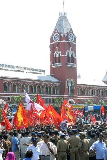 भारत बंद से जनता परेशान, हुआ अरबों का नुकसान