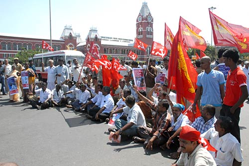 भारत बंद से जनता परेशान, हुआ अरबों का नुकसान