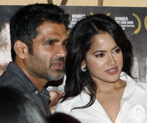 नक्‍सली समस्‍या पर 'रेड अलर्ट'  । बिपाशा की हॉट तस्‍वीरें