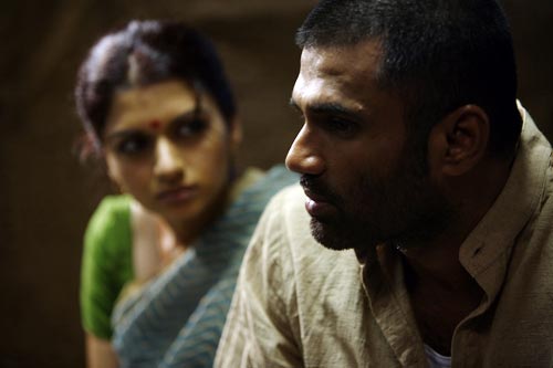 नक्‍सली समस्‍या पर 'रेड अलर्ट'  । बिपाशा की हॉट तस्‍वीरें