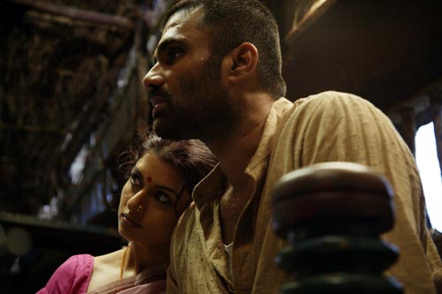 नक्‍सली समस्‍या पर 'रेड अलर्ट'  । बिपाशा की हॉट तस्‍वीरें