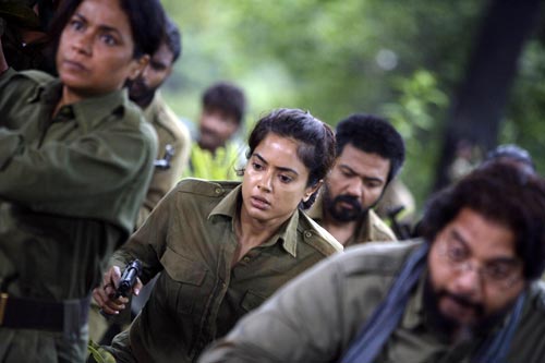 नक्‍सली समस्‍या पर 'रेड अलर्ट'  । बिपाशा की हॉट तस्‍वीरें