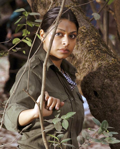 नक्‍सली समस्‍या पर 'रेड अलर्ट'  । बिपाशा की हॉट तस्‍वीरें