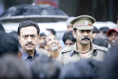 नक्‍सली समस्‍या पर 'रेड अलर्ट'  । बिपाशा की हॉट तस्‍वीरें