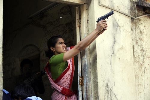 नक्‍सली समस्‍या पर 'रेड अलर्ट'  । बिपाशा की हॉट तस्‍वीरें