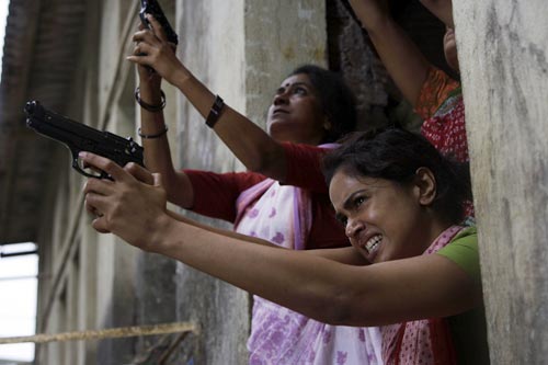 नक्‍सली समस्‍या पर 'रेड अलर्ट'  । बिपाशा की हॉट तस्‍वीरें