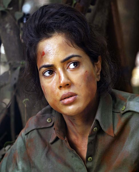 नक्‍सली समस्‍या पर 'रेड अलर्ट'  । बिपाशा की हॉट तस्‍वीरें