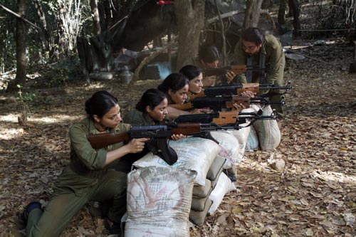 नक्‍सली समस्‍या पर 'रेड अलर्ट'  । बिपाशा की हॉट तस्‍वीरें