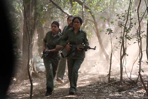 नक्‍सली समस्‍या पर 'रेड अलर्ट'  । बिपाशा की हॉट तस्‍वीरें