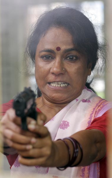 नक्‍सली समस्‍या पर 'रेड अलर्ट'  । बिपाशा की हॉट तस्‍वीरें