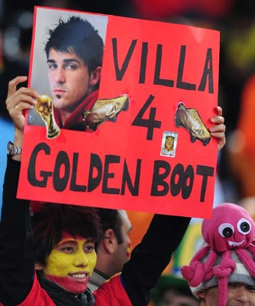 फुटबॉल विश्‍व कप की जीत का जश्‍न मनाते स्‍पेन के प्रशंसक