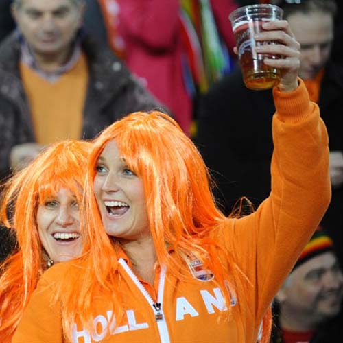 फुटबॉल विश्‍व कप की जीत का जश्‍न मनाते स्‍पेन के प्रशंसक