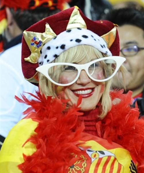 फुटबॉल विश्‍व कप की जीत का जश्‍न मनाते स्‍पेन के प्रशंसक
