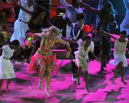 फुटबॉल विश्‍व कप की जीत का जश्‍न मनाते स्‍पेन के प्रशंसक