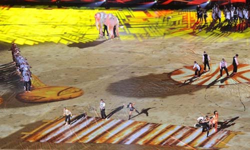 फुटबॉल विश्‍व कप की जीत का जश्‍न मनाते स्‍पेन के प्रशंसक