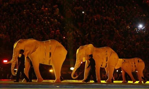 फुटबॉल विश्‍व कप की जीत का जश्‍न मनाते स्‍पेन के प्रशंसक