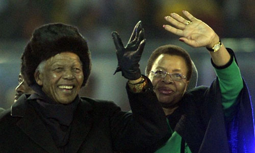 फुटबॉल विश्‍व कप की जीत का जश्‍न मनाते स्‍पेन के प्रशंसक