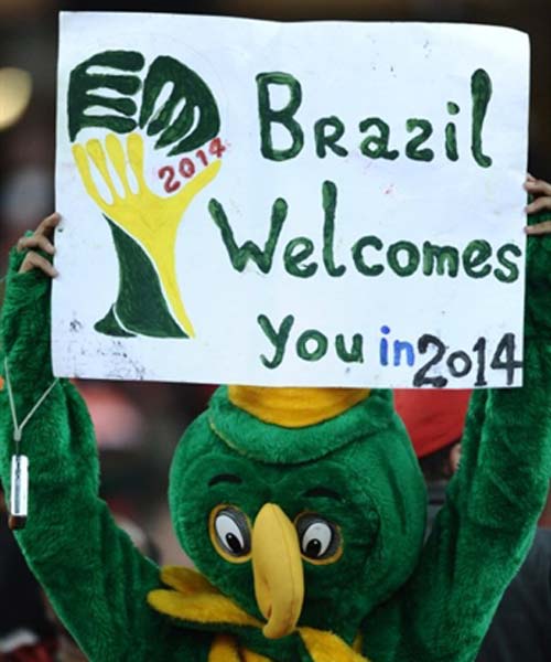 फुटबॉल विश्‍व कप की जीत का जश्‍न मनाते स्‍पेन के प्रशंसक