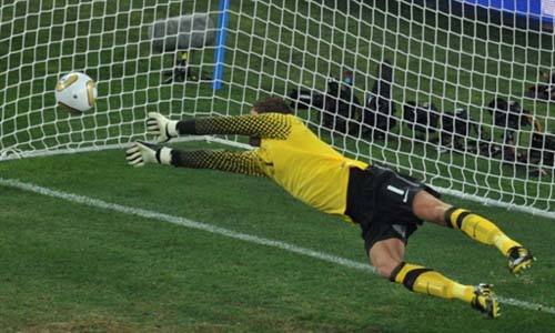 फुटबॉल विश्‍व कप की जीत का जश्‍न मनाते स्‍पेन के प्रशंसक