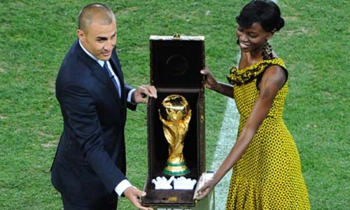 फुटबॉल विश्‍व कप की जीत का जश्‍न मनाते स्‍पेन के प्रशंसक