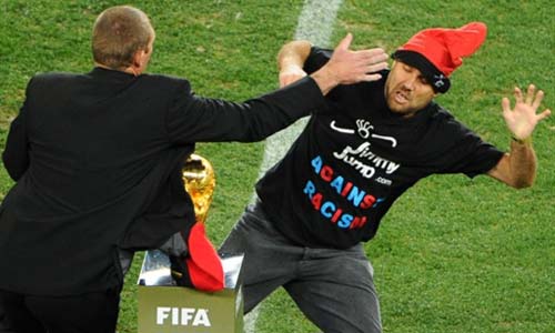 फुटबॉल विश्‍व कप की जीत का जश्‍न मनाते स्‍पेन के प्रशंसक