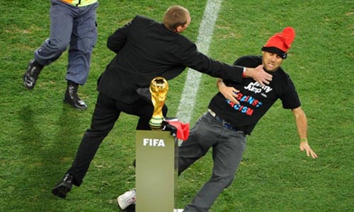 फुटबॉल विश्‍व कप की जीत का जश्‍न मनाते स्‍पेन के प्रशंसक