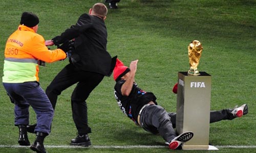 फुटबॉल विश्‍व कप की जीत का जश्‍न मनाते स्‍पेन के प्रशंसक