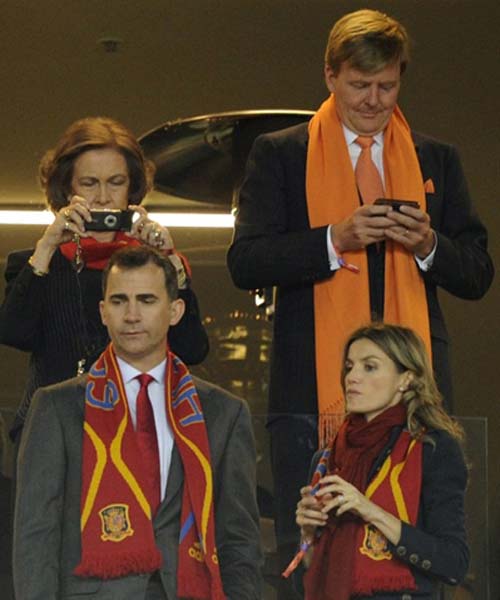 फुटबॉल विश्‍व कप की जीत का जश्‍न मनाते स्‍पेन के प्रशंसक