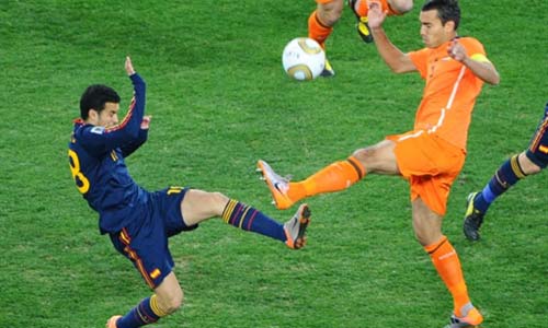 फुटबॉल विश्‍व कप की जीत का जश्‍न मनाते स्‍पेन के प्रशंसक