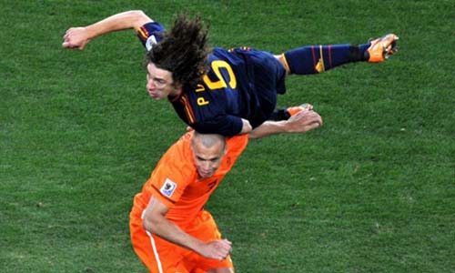 फुटबॉल विश्‍व कप की जीत का जश्‍न मनाते स्‍पेन के प्रशंसक