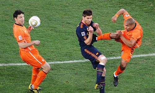 फुटबॉल विश्‍व कप की जीत का जश्‍न मनाते स्‍पेन के प्रशंसक