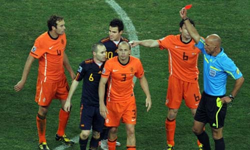 फुटबॉल विश्‍व कप की जीत का जश्‍न मनाते स्‍पेन के प्रशंसक