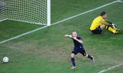 फुटबॉल विश्‍व कप की जीत का जश्‍न मनाते स्‍पेन के प्रशंसक