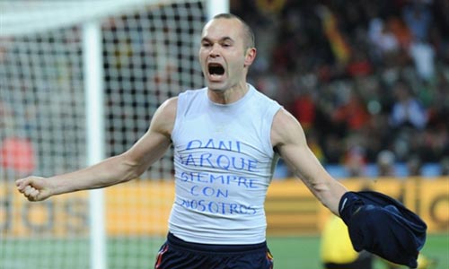 फुटबॉल विश्‍व कप की जीत का जश्‍न मनाते स्‍पेन के प्रशंसक