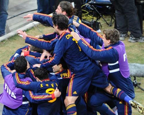 फुटबॉल विश्‍व कप की जीत का जश्‍न मनाते स्‍पेन के प्रशंसक