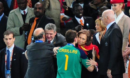 फुटबॉल विश्‍व कप की जीत का जश्‍न मनाते स्‍पेन के प्रशंसक